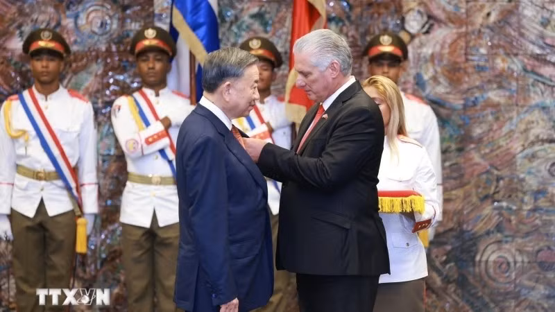Bí thư thứ nhất Đảng Cộng sản Cuba, Chủ tịch Cuba Miguel Diaz Canel Bermudez trao tặng Huân chương Jose Marti cho Tổng Bí thư, Chủ tịch nước Tô Lâm. (Ảnh: Lâm Khánh/TTXVN)