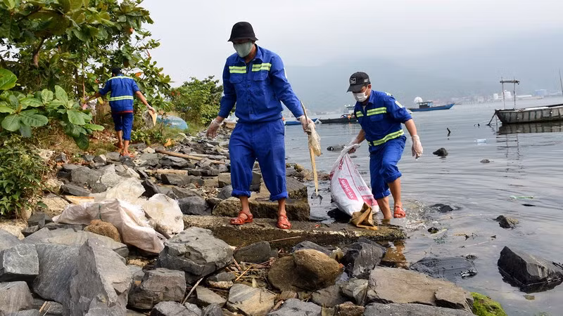 Công nhân vệ sinh môi trường thu gom rác thải nhựa tại khu vực vịnh Mân Quang, quận Sơn Trà, thành phố Đà Nẵng.