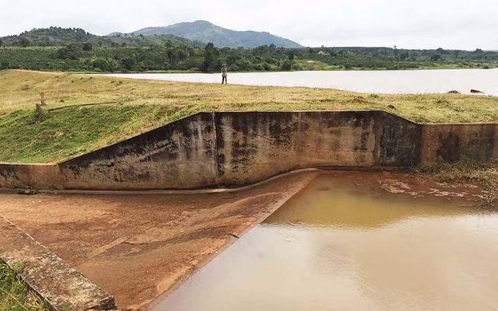 Công trình hồ chứa nước Phù Mỹ (xã Cư Mốt, huyện Ea H’leo, tỉnh Đắk Lắk) xuống cấp, chưa được đầu tư sửa chữa. (Ảnh: CÔNG LÝ)