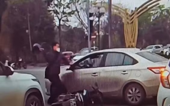 Hình ảnh ông B. cán bộ Chi cục Hải quan cửa khẩu Thanh Thủy dùng mũ bảo hiểm đập vỡ kính xe ôtô khi xảy ra va chạm giao thông.