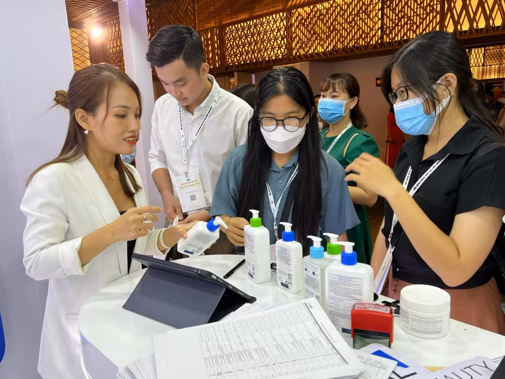 Các đại biểu tìm hiểu về các sản phẩm hỗ trợ làm đẹp, điều trị về da liễu.