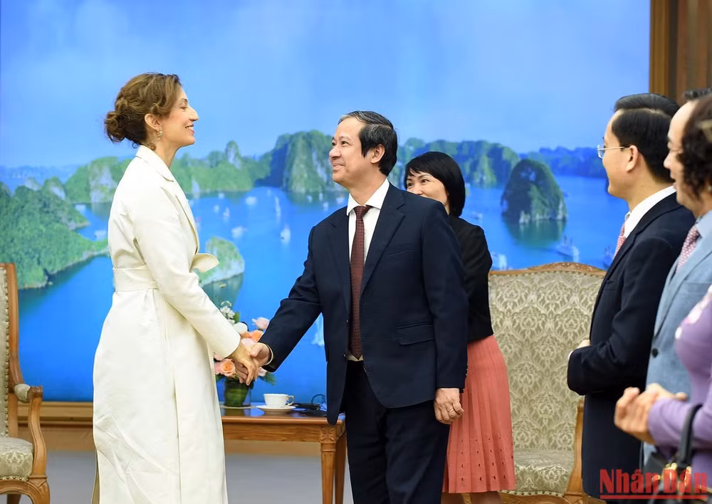 Bà Audrey Azoulay với đại diện các bộ, ban, ngành của Việt Nam.