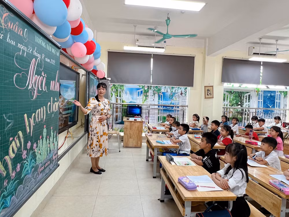 Học sinh lớp 1 Trường Tiểu học và Trung học cơ sở Hoàng Hoa Thám, thành phố Bắc Ninh, tỉnh Bắc Ninh trong giờ học. 