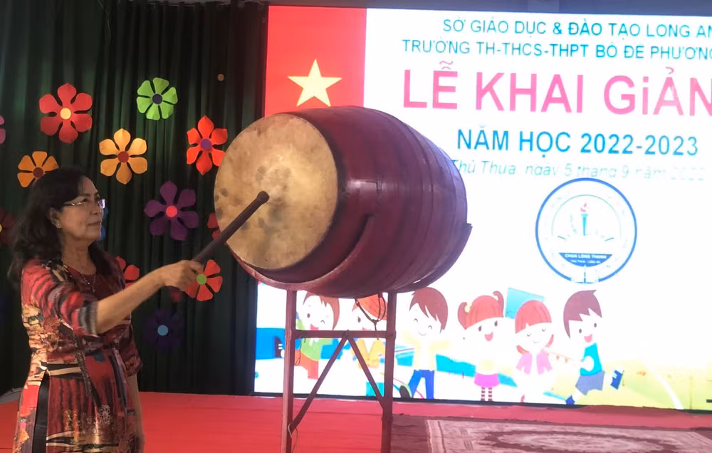 Hiệu trưởng Trường Tiểu học-Trung học cơ sở-Trung học phổ thông Bồ Đề Phương Duy đánh trống khai giảng năm học mới. 