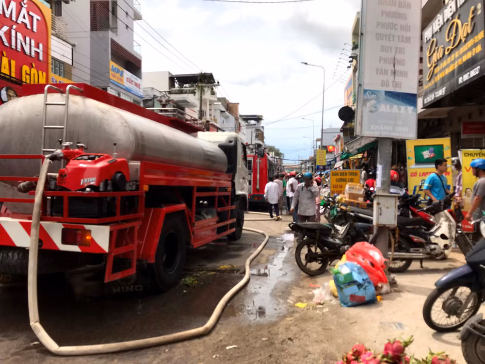 Lực lượng chức năng thị xã La Gi điều động 3 xe cứu hỏa cùng hàng chục chiến sĩ đến hiện trường dập lửa.