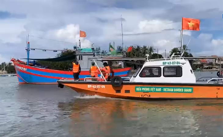 Lực lượng biên phòng kêu gọi tàu thuyền vào nơi trú ẩn.
