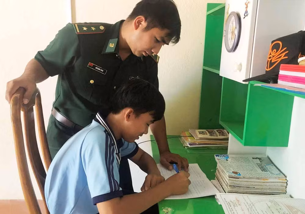 Cháu Nguyễn Quốc Tĩnh, một trong hai “Con nuôi biên phòng” luôn nhận được sự quan tâm thương yêu của các chiến sĩ biên phòng.