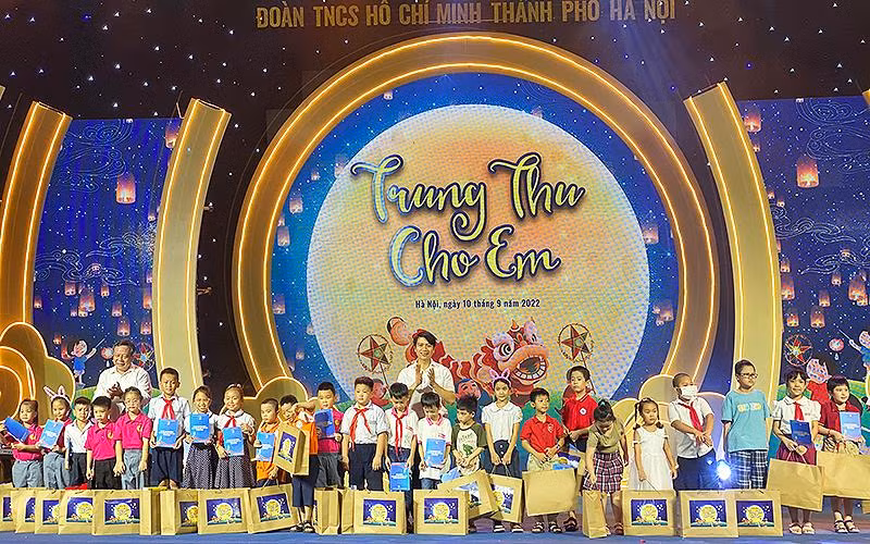 Bí thư Trung ương Đoàn Thanh niên Cộng sản Hồ Chí Minh Nguyễn Ngọc Lương (áo trắng, hàng sau ở giữa) cùng đại diện lãnh đạo các bộ, ngành trao quà Trung thu tặng thiếu nhi tại chương trình.