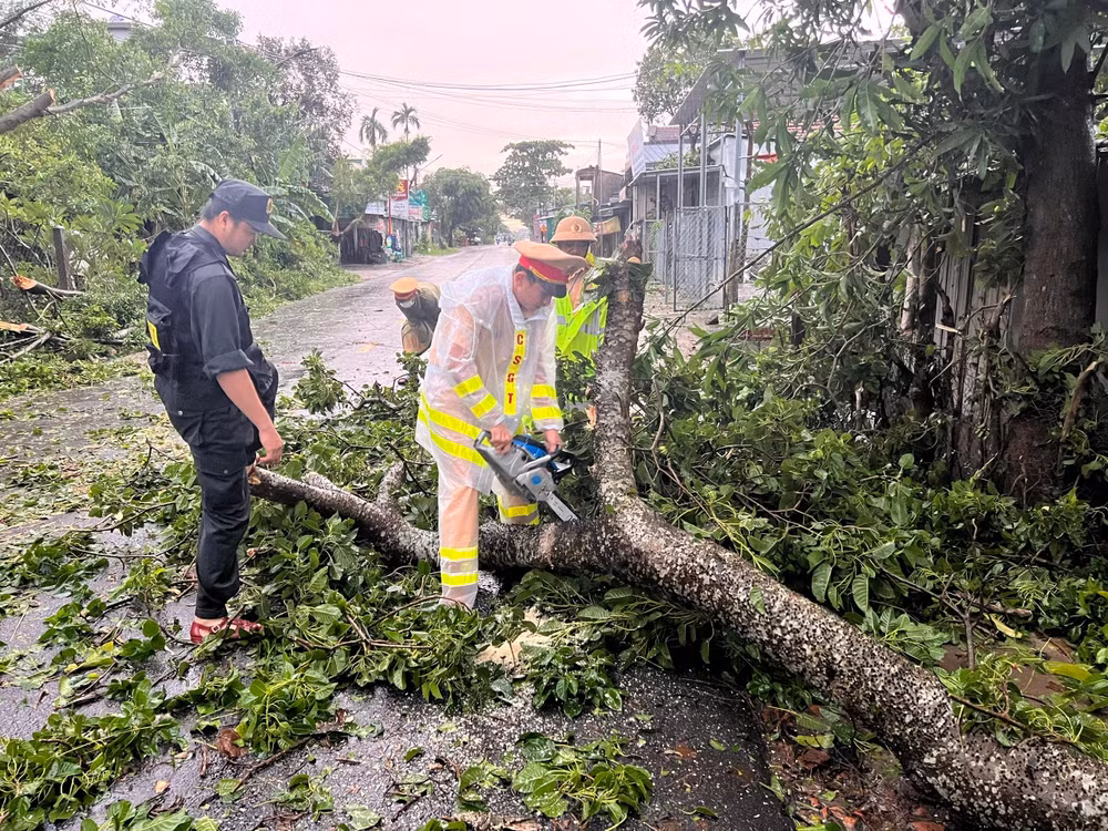 Cảnh sát giao thông thu dọn cây xanh ngã đổ tại Quảng Ngãi.