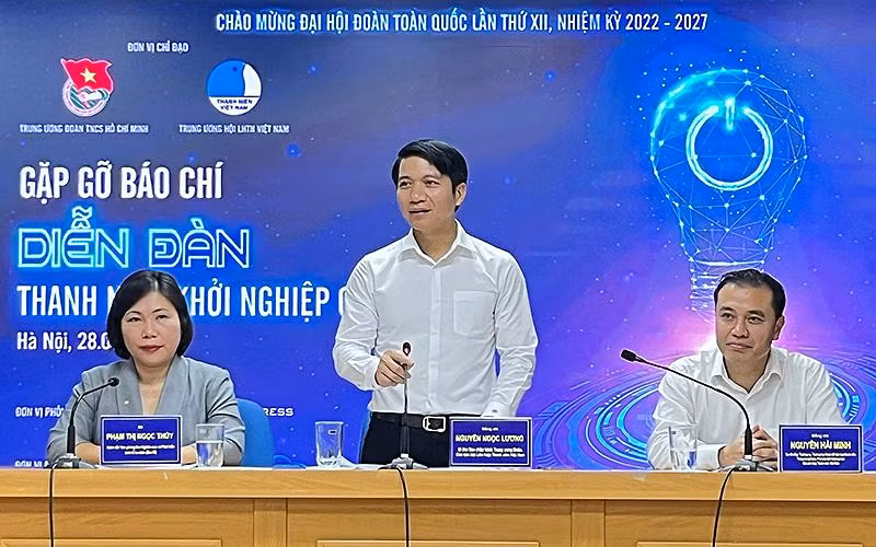 Đồng chí Nguyễn Ngọc Lương trao đổi thông tin về diễn đàn.