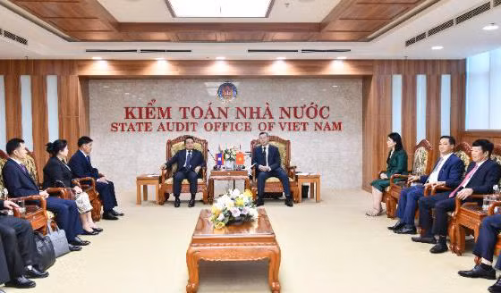 Phó Tổng Kiểm toán nhà nước phụ trách Ngô Văn Tuấn tiếp xã giao và làm việc với Đoàn Chủ tịch Kiểm toán nhà nước Lào. (Ảnh: Minh Thúy)