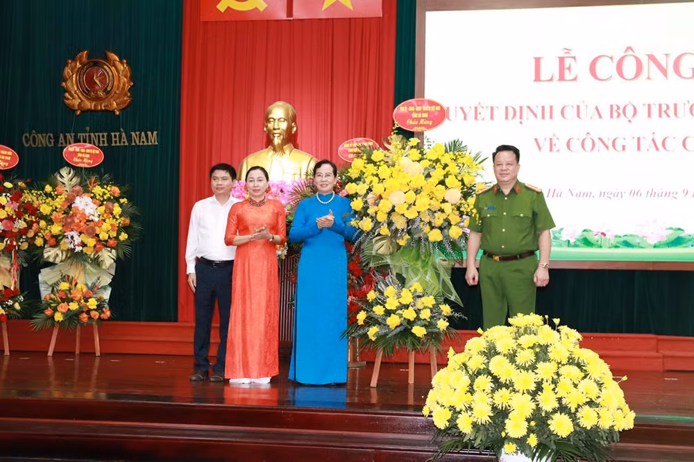 Các đồng chí Thường trực Tỉnh ủy Hà Nam tặng hoa chúc mừng Đại tá Nguyễn Quốc Hùng được điều động giữ chức vụ Cục trưởng Cục Cảnh sát Quản lý hành chính về trật tự xã hội.