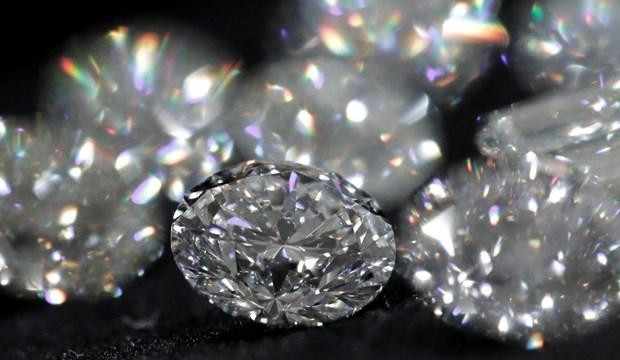 Những viên kim cương được nhà sản xuất kim cương Alrosa trưng bày giới thiệu tại Moskva, Nga ngày 13/2/2019. (Ảnh: Reuters)
