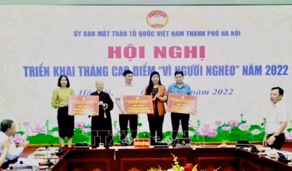 Mặt trận Tổ quốc Việt Nam thành phố Hà Nội trao kinh phí hỗ trợ hộ nghèo tại ba huyện Ứng Hòa, Mỹ Đức, Ba Vì. (Ảnh: TTXVN)