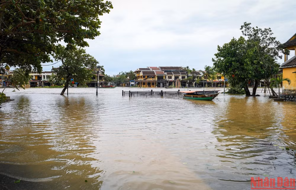 Một số tuyến đường ngập nặng tại phố cổ Hội An sau khi cơn bão Noru đi qua. (Ảnh: THÀNH ĐẠT)