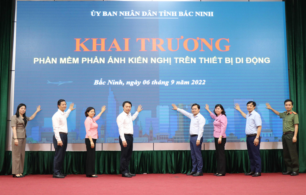 Các đại biểu thực hiện nghi thức Khai trương phần mềm phản ánh kiến nghị trên thiết bị di động.