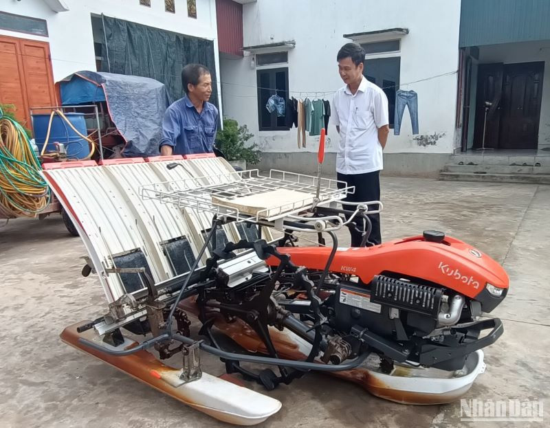 Nông dân mua máy cấy phục vụ sản xuất trong thời điểm hiện nay sẽ được tỉnh Thái Bình hỗ trợ 50% kinh phí.