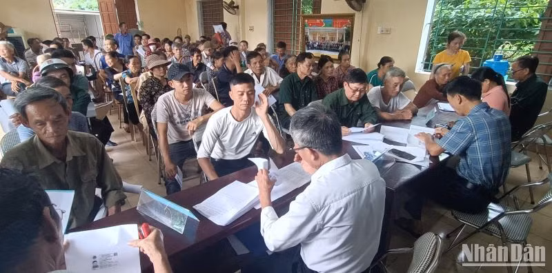 Lần đầu tiên, chính quyền huyện Vũ Thư, tỉnh Thái Bình triển khai cấp Giấy chứng nhận quyền sử dụng đất lần đầu ngay tại địa bàn cơ sở.