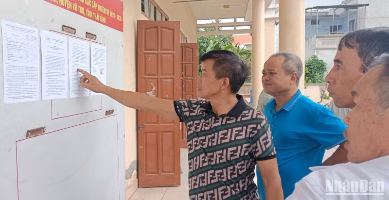 Người dân xã Trung An (huyện Vũ Thư, tỉnh Thái Bình) hồ hởi đón nhận cách làm đổi mới của lãnh đạo huyện.