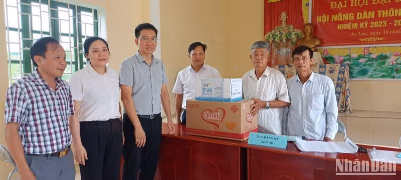 Nhiều doanh nghiệp đến chung tay hỗ trợ, tặng quà các Tổ công tác cấp Giấy chứng nhận quyền sử dụng đất lần đầu tại xã Trung An (huyện Vũ Thư, tỉnh Thái Bình).