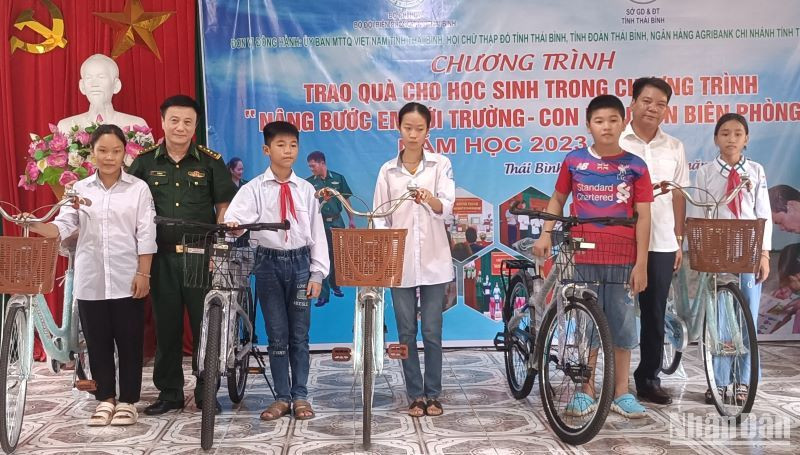 Bộ Chỉ huy Bộ đội Biên phòng cùng Sở Giáo dục và Đào tạo tỉnh Thái Bình trao xe đạp cho học sinh khó khăn khu vực đồn cửa khẩu Diêm Điền quản lý.