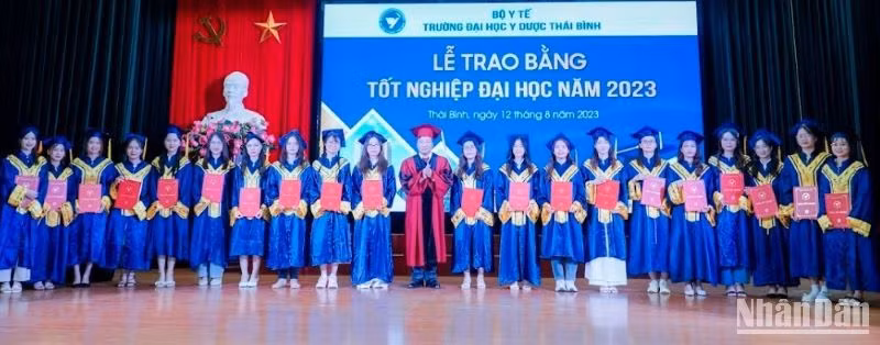 PGS.TS Nguyễn Duy Cường, trao Bằng tốt nghiệp cho các tân Bác sĩ, Dược sĩ, Cử nhân.