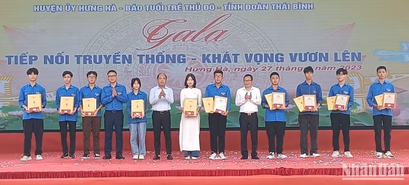 Trao học bổng 5 triệu đồng cho các em học sinh đạt thành tích cao trong học tập năm học 2022-2023.