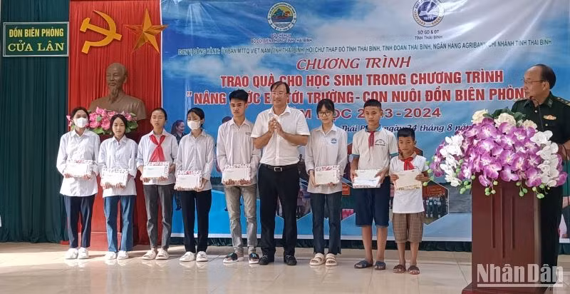 Tỉnh Đoàn Thái Bình trao quà cho học sinh khó khăn trên địa bàn biên giới biển thuộc đồn Biên phòng Cửa Lân quản lý.