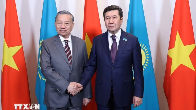 Tổng Bí thư Tô Lâm hội kiến Chủ tịch Hạ viện Kazakhstan kiêm Chủ tịch Đảng Amanat (cầm quyền) Yerlan Koshanov. (Ảnh: TTXVN)