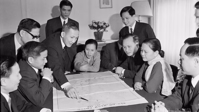 Đoàn đại biểu Mặt trận Dân tộc Giải phóng miền nam Việt Nam (sau đó là Chính phủ Cách mạng lâm thời Cộng hòa miền nam Việt Nam) trao đổi tại trụ sở của đoàn ở thủ đô Paris, tháng 1/1969. (Ảnh tư liệu)