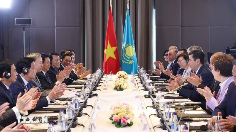 Tổng Bí thư Tô Lâm hội kiến Chủ tịch Hạ viện Kazakhstan kiêm Chủ tịch Đảng Amanat (cầm quyền) Yerlan Koshanov. (Ảnh: TTXVN) Tổng Bí thư Tô Lâm hội kiến Chủ tịch Hạ viện Kazakhstan kiêm Chủ tịch Đảng Amanat (cầm quyền) Yerlan Koshanov. (Ảnh: TTXVN)