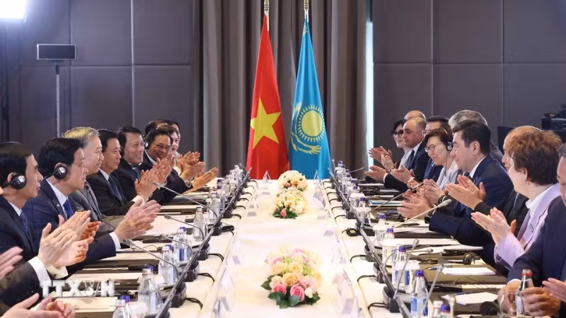 Tổng Bí thư Tô Lâm hội kiến Chủ tịch Hạ viện Kazakhstan kiêm Chủ tịch Đảng Amanat (cầm quyền) Yerlan Koshanov. (Ảnh: TTXVN)