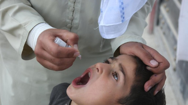 Một em bé được uống vaccine bại liệt tại Kabul, Afghanistan, vào ngày 21/4/2025. (Ảnh: XINHUA)
