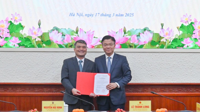 Phó Thủ tướng Lê Thành Long trao quyết định bổ nhiệm Thứ trưởng Tư pháp cho đồng chí Nguyễn Thanh Tú. (Ảnh: THU HẰNG)