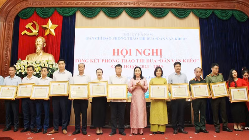 Đồng chí Đinh Thị Lụa, Phó Bí thư Thường trực Tỉnh ủy Hà Nam tặng Bằng khen của Chủ tịch Ủy ban nhân dân tỉnh cho các tập thể xuất sắc.