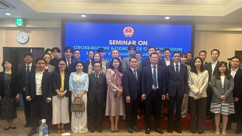 Các đại biểu tham dự Hội thảo chụp ảnh kỷ niệm. (Ảnh: Thương vụ Việt Nam tại Nhật Bản)