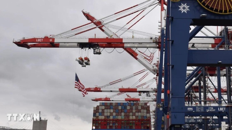 Tàu container cập cảng Long Beach ở California, Mỹ. (Ảnh: THX/TTXVN)