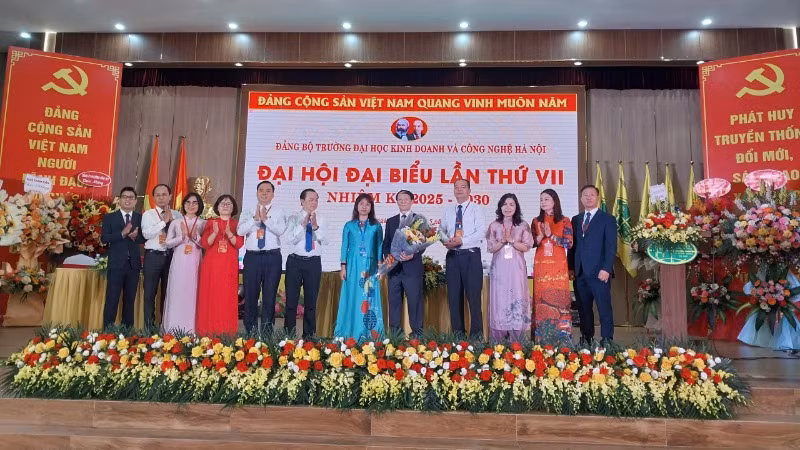 Phó Bí thư Đảng ủy Khối các trường đại học, cao đẳng Hà Nội Nguyễn Vũ Bích Hiền tặng hoa chúc mừng Ban Chấp hành Đảng bộ Trường đại học Kinh doanh và Công nghệ Hà Nội khóa VII.
