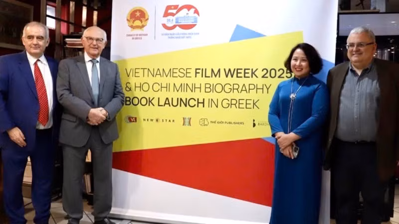 Đại sứ Phạm Thị Thu Hương cùng các đại biểu tham dự lễ khai mạc Tuần phim Việt Nam 2025 tại Hy Lạp. (Ảnh: Đại sứ quán Việt Nam tại Hy Lạp)