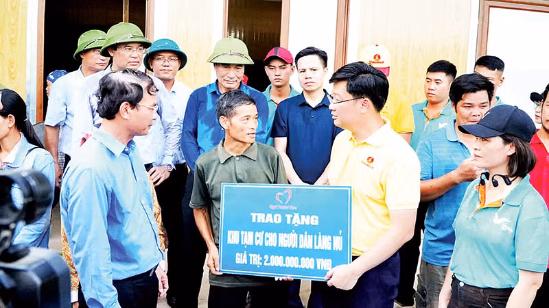 Quỹ thiện tâm thuộc Tập đoàn Vingroup trao tặng bà con Làng Nủ khu nhà ở tạm, trị giá hai tỷ đồng, trong khi chờ xây dựng Làng Nủ mới dự kiến xong trước ngày 31/12/2024.