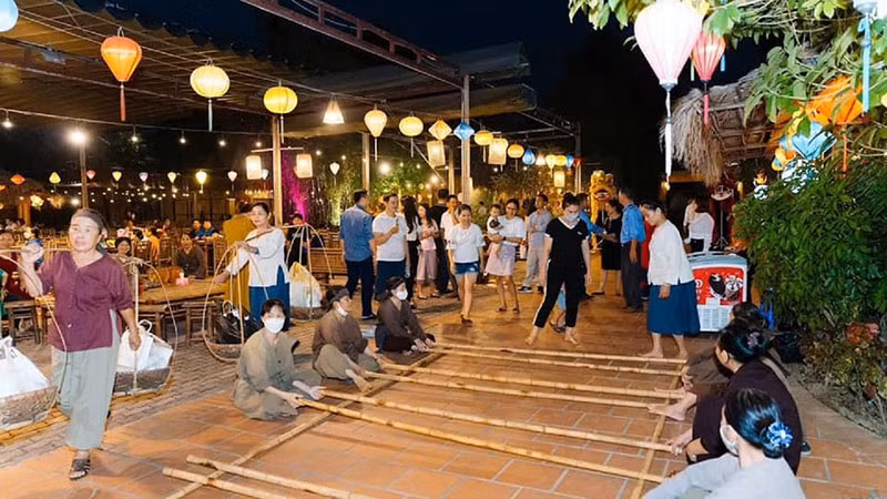 Du khách khám phá không gian Chợ quê và trải nghiệm các trò chơi dân gian truyền thống trong hành trình thưởng thức show "Tinh hoa Bắc Bộ". (Nguồn: Fanpage Tinh hoa Bắc Bộ)