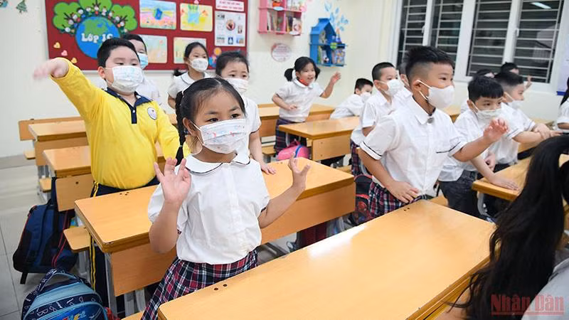 Học sinh lớp 1 tại Hà Nội trở lại trường học vào ngày 6/4/2022 sau đợt nghỉ dịch Covid-19 (Ảnh minh họa: Thành Đạt).