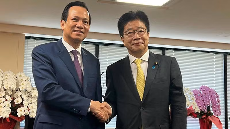 Bộ trưởng Lao động-Thương binh và Xã hội Việt Nam Đào Ngọc Dung và Bộ trưởng Y tế, Lao động và Phúc lợi xã hội Nhật Bản Kato Katsunobu. (Ảnh: Molisa)