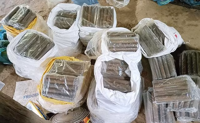 Công an phát hiện, tạm giữ gần 1 tấn thuốc nổ. (Ảnh công an cung cấp)