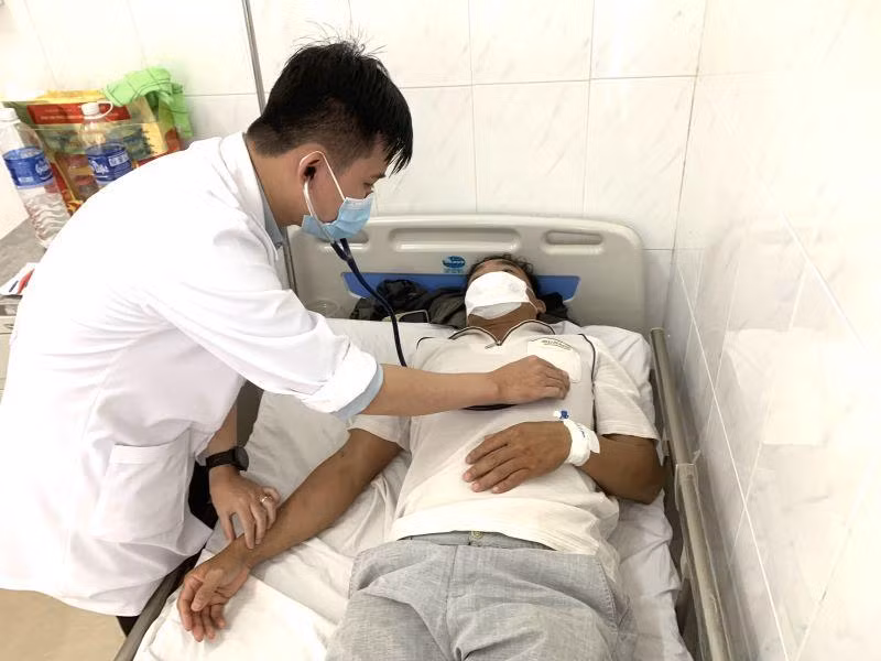 Bệnh nhân mắc sốt xuất huyết được đưa đến điều trị tại Bệnh viện đa khoa vùng Tây Nguyên.