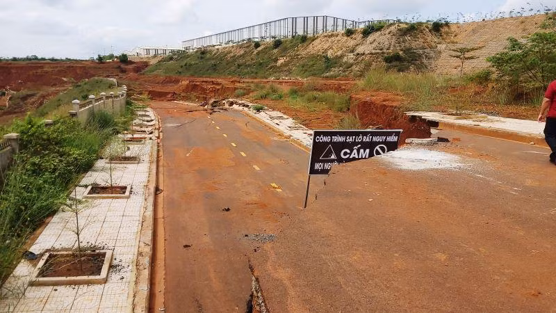Nhiều vị trí dự án Cơ sở hạ tầng bên trong và bên ngoài hàng rào khu công nghiệp Nhân Cơ bị sụt lún đến nay vẫn chưa có kết luận về nguyên nhân, chưa thể khắc phục.