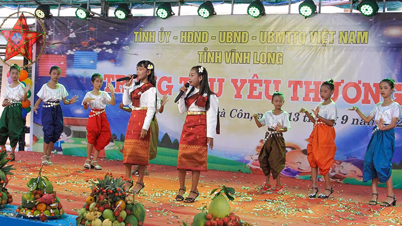 Một tiết mục biểu diễn nghệ thuật truyền thống của học sinh Khmer Nam Bộ ở Vĩnh Long.