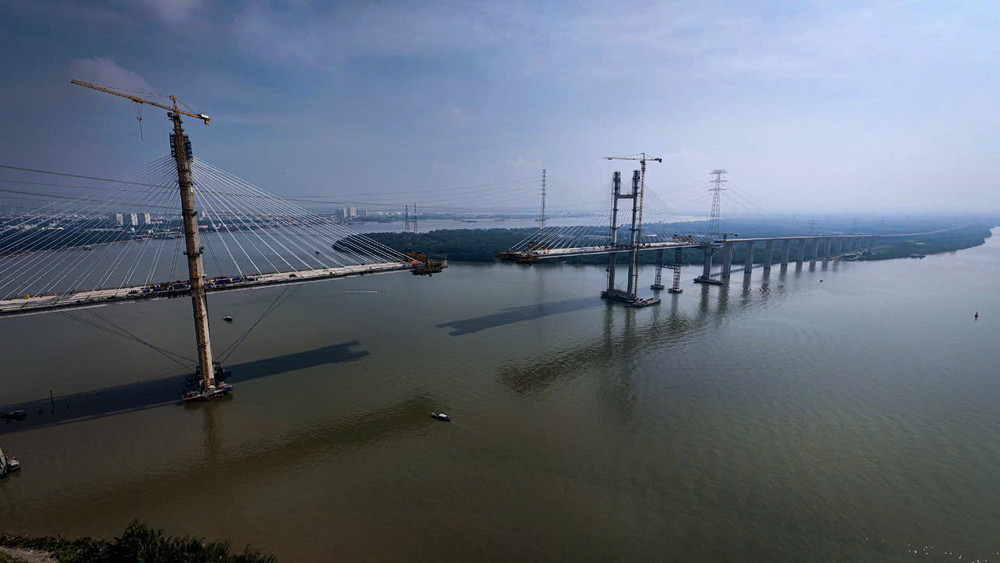 Cầu Bình Khánh ( thuộc gói thầu J1 ) trong dự án cao tốc Bến Lức-Long Thành bắc qua sông Soài Rạp, kết nối hai huyện Nhà Bè và Cần Giờ của Thành Phố Hồ Chí Minh. Đây là cây cầu lớn nhất toàn tuyến, với tổng mức đầu tư hơn 2.800 tỷ đồng.