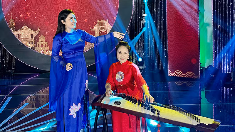 NSND Diệu Hương (áo xanh) trong một tiết mục biểu diễn