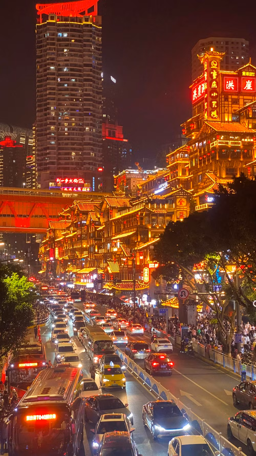 Hồng Nhai Động về đêm.